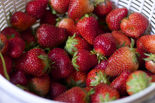 How to properly freeze strawberries whole