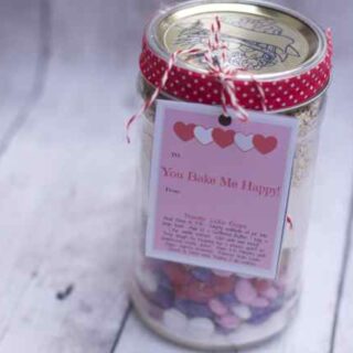 Valentines Day Layered cookies in a Jar make is a great way to say thank you to a teacher, babysitter or neighbor this valentines Day