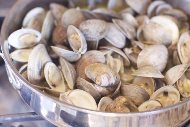 linguine with fresh clams recipe. A gourmet pasta dish in less than 30 minutes