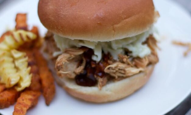 Easy Slow Cooker Pulled Chicken Sandwiches