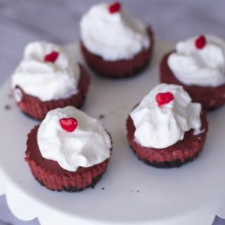 close up red velvet cheesecakes