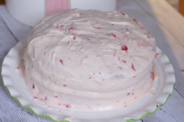 delicious strawberry cake that can be made all year round.