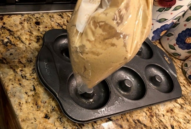 how to fill baked apple cider donuts with a ziploc bag