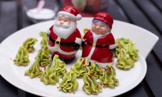 How to Make Meringue Christmas Trees